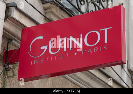 Bordeaux , Frankreich - 05 22 2024 : guinot institut paris Zeichen Logo und Markentext des Beauty Institute an der Ladenwand Stockfoto