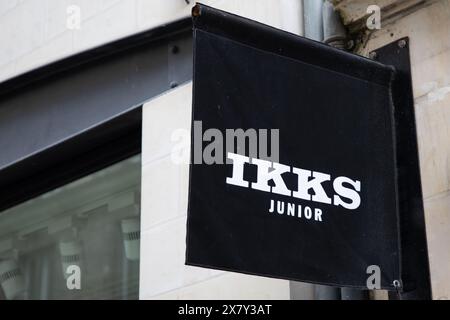 Bordeaux , Frankreich - 05 22 2024 : Ikks Textschild und Logo-Marke vor dem Eingang Geschäft Shop Mode für Mädchen Frauen und Männer Stockfoto