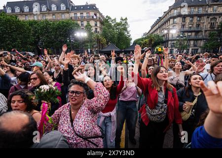 Paris, Frankreich. Mai 2024. Hunderte von Menschen tanzen während des „Bal de L'Amour“ (Abschlussball der Liebe) auf dem Pariser Rathausplatz. Das Pariser Rathaus organisierte die zweite Ausgabe von „Bal de L’Amour“ (Liebesball) auf dem Rathausplatz. Diese Veranstaltung markierte den Internationalen Tag gegen Homophobie, Biphobie, Transphobie und Lesbophobie (IDAHOT/IDAHOBIT) und zelebrierte die künstlerische und musikalische Kultur der LGBTQIA. Quelle: SOPA Images Limited/Alamy Live News Stockfoto