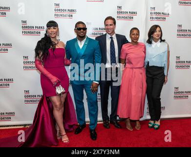 New York, USA. Mai 2024. Jennifer Goicoechea Raymond, Usher, Peter W. Kunhardt Jr., Leslie Parks Bailey und Clara Wu Tsai nehmen am 21. Mai 2024 an der jährlichen Gordon Parks Foundation Gala in der Cipriani 42nd Street in New York Teil 2024. (Foto: Lev Radin/SIPA USA) Credit: SIPA USA/Alamy Live News Stockfoto