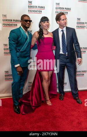 New York, USA. Mai 2024. Usher, Jennifer Goicoechea Raymond und Peter W. Kunhardt Jr. nehmen am 21. Mai 2024 an der jährlichen Gordon Parks Foundation Gala 2024 in der Cipriani 42nd Street in New York Teil. (Foto: Lev Radin/SIPA USA) Credit: SIPA USA/Alamy Live News Stockfoto