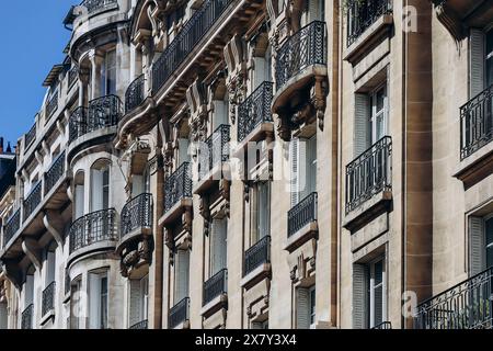 Typische Pariser Gebäudefassade aus dem 19. Jahrhundert im Haussmann-Stil Stockfoto