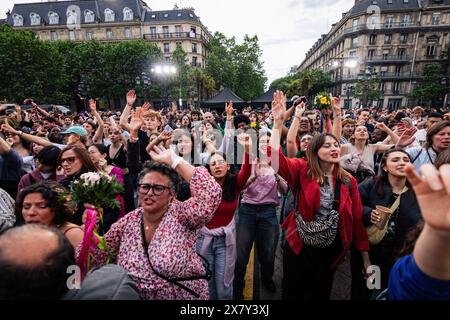 Paris, Frankreich. Mai 2024. Hunderte von Menschen tanzen während des „Bal de L'Amour“ (Abschlussball der Liebe) auf dem Pariser Rathausplatz. Das Pariser Rathaus organisierte die zweite Ausgabe von „Bal de L’Amour“ (Liebesball) auf dem Rathausplatz. Diese Veranstaltung markierte den Internationalen Tag gegen Homophobie, Biphobie, Transphobie und Lesbophobie (IDAHOT/IDAHOBIT) und zelebrierte die künstlerische und musikalische Kultur der LGBTQIA. (Credit Image: © Telmo Pinto/SOPA Images via ZUMA Press Wire) NUR REDAKTIONELLE VERWENDUNG! Nicht für kommerzielle ZWECKE! Stockfoto