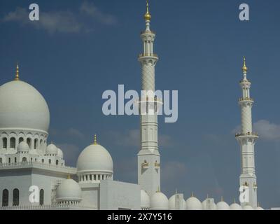 Große weiße Moschee mit prächtigen Kuppeln und schlanken Minaretten vor blauem Himmel, große Moschee mit weißen Kuppeln und großen Minaretten, abu dhabi, arabische Inseln Stockfoto