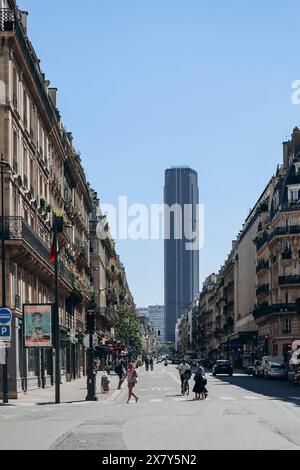 Blick auf den Montparnasse-Turm und die Rennes-Straße im 6. Arrondissement von Paris Stockfoto