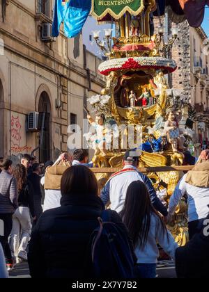 Eine Straßenprozession mit Menschen um eine kunstvolle Statue vor dem Hintergrund der historischen Architektur, Catania, italien, 3. Februar 2024, 3 Stockfoto