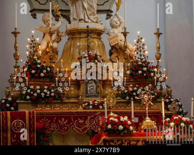 Kunstvoller barocker Altar mit Kerzen, Blumen und Statuen, die eine zeremonielle und feierliche Atmosphäre schaffen, Catania, italien, 3. Februar 2024, 3 Tage Stockfoto