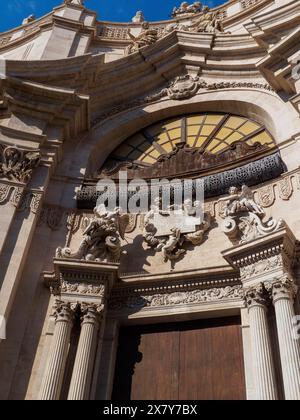 Großer Eingang eines Gebäudes mit einer kunstvollen Steinfassade und klassischen Skulpturen, Catania, italien, 3. Februar 2024, dreitägiges Festival religiöser Schirmherrn Stockfoto