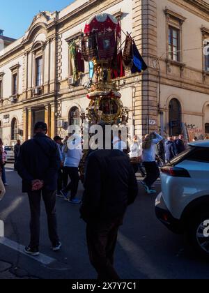 Menschenmassen versammelten sich um eine kunstvolle Statue während einer Straßenprozession vor einem historischen Gebäude, Catania, italien, 3. Februar 2024, 3. Tag festiva Stockfoto