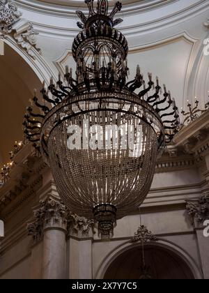 Großer kunstvoller Kronleuchter, der an einer großen klassischen Decke hängt und ein Gefühl von Luxus und Pracht ausstrahlt, Catania, italien, 3. Februar 2024, 3 Tage festi Stockfoto