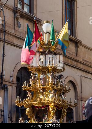 Ein hohes, reich verziertes goldenes Gebäude mit mehreren Fahnen, das tagsüber auf einer Straße in einem städtischen Gebiet ausgestellt wird, Catania, italien, 3. Februar 2024, 3. Tag f Stockfoto