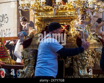 Ein lächelnder Mann nimmt an einer Parade Teil, neben einem goldenen Gebäude mit Cherubs und Statuen, Catania, italien, 3. Februar 2024, 3 Tage Stockfoto