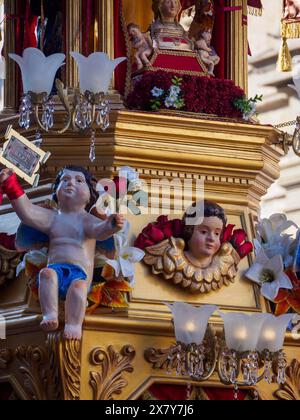 Ein detaillierter goldener Wagen mit einem Cherub und Blumen als Teil einer religiösen Prozession, Catania, italien, 3. Februar 2024, 3-tägiges Festival St. Agatha Stockfoto