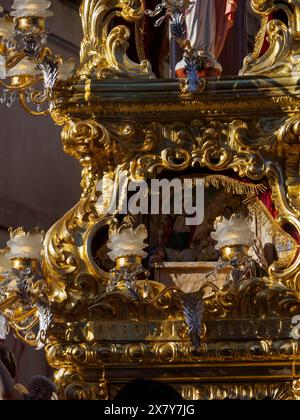 Nahaufnahme eines aufwändig gestalteten und dekorierten Festwagens mit Kerzen in einer religiösen Prozession, Catania, italien, 3. Februar 2024, 3-tägiges Festival Stockfoto