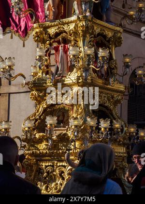 Ein kunstvoller goldener Wagen mit Kerzen und religiösen Figuren, Teil einer Prozession, Catania, italien, 3. Februar 2024, 3-tägiges fest St. Agath Stockfoto