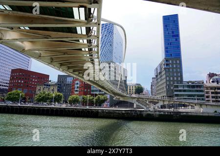 Fußgängerbrücke Zubizuri, Weiße Brücke, Bilbao, ungewöhnliche Perspektive einer Brücke mit Blick auf moderne Wolkenkratzer, Altstadt, Bilbao, Baskenland, Stockfoto