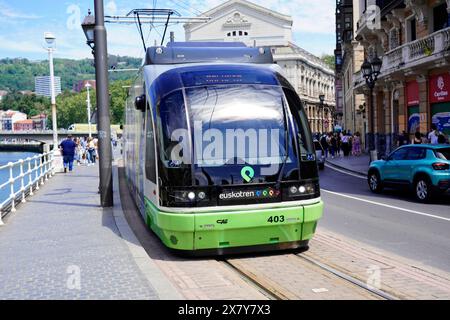 Unterwegs in Bilbao, Provinz Bizkaia, Baskenland, Spanien, Europa, Euskotren Tram, die durch eine Stadt auf Gleisen mit umliegenden Gebäuden fährt, Stockfoto