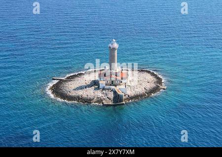 12.05.2024 Kroatien Istrien Halbinsel Prematura Luftbild Luftaufnahme Ansicht Naturschutzgebiete Kap Kamenjak Mittelmeer Blaue Adria Natur Strand Strände Bucht Buchten Leuchtturm Porer, auf dem gleichnamigen Felsinselchen, wurde im Jahre 1833 erbaut und befindet sich einhalb Seemeilen südwestlich von der südlichsten Spitze Istriens - dem sogenannten Kap Kamenjak. *** 12 05 2024 Kroatien Halbinsel Istrien Prematura Luftsicht Naturreservat Kap Kamenjak Mittelmeer Blaue Adriaküste Strände Bucht Buchten Leuchtturm Porer, auf der gleichnamigen Felseninsel, wurde 18 erbaut Stockfoto