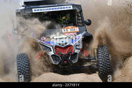 Peking, Chinas Autonome Region Xinjiang Uygur. Mai 2024. Der chinesische Fahrer Li Yu und sein Pilot Miao Jinhua aus China treten 2024 bei der Taklimakan Rallye in Kashgar, der autonomen Region Xinjiang Uygur im Nordwesten Chinas, am 21. Mai 2024 an. Quelle: Chen Shuo/Xinhua/Alamy Live News Stockfoto