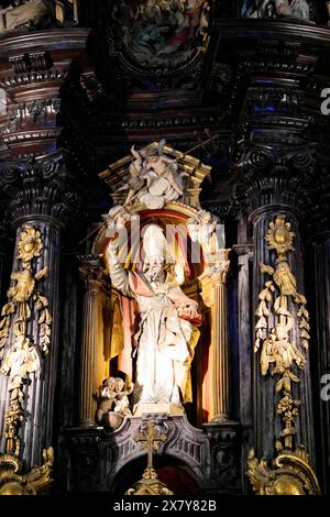 Iglesia San Nicolas de Bari, barocke Statue eines heiligen mit detaillierten Schnitzereien in einer Kirche, Altstadt, Bilbao, Baskenland, Spanien, Europa Stockfoto