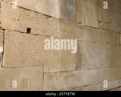 Detaillierte Ansicht von Sandsteinblöcken Steine aus Sandstein mit geschriebenen Gesetzen, die in die Wand des Bogens hinter dem Amphitheater Stadtgesetz von G gehauen sind Stockfoto