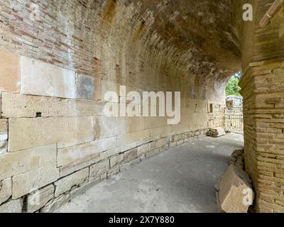 Blick auf Sandsteinblöcke Steine aus Sandstein mit geschriebenen, gemeißelten Gesetzen, die in die Wand des Bogens hinter dem Amphitheater City Law of gehauen sind Stockfoto