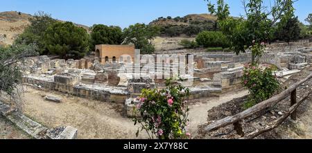 Panoramablick auf die Ruinen des historischen römischen Amphitheaters aus der Antike in der Ausgrabungsstätte Überreste der antiken römischen Stadt Gortys Gortyn, ehemalige Hauptstadt Stockfoto