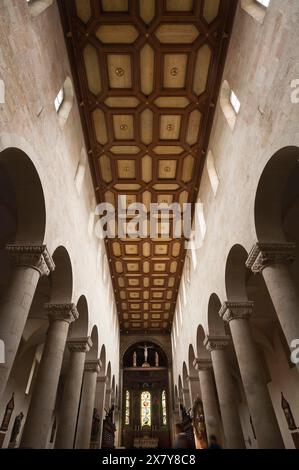 Decke und Chor der hochromanischen Schottenkirche Sankt Jakob, Regensburg, Oberpfalz, Bayern, Deutschland, Europa Stockfoto