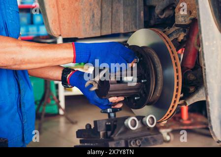 Autowerkstatt in der Autowerkstatt im mobilen Zentrum der Automobilindustrie. Techniker Werkstatt Reparatur Motor Kraftfahrzeuge Service Maschinenbau Geschäft Stockfoto