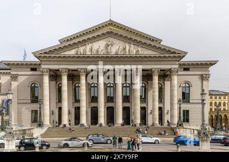 Bayerische Akademie der Bildenden Künste, Residenztheater, Bayerische Staatsoper und Nationaltheater am Max-Joseph-Platz, Stadtzentrum, München, Oberbayern, Stockfoto