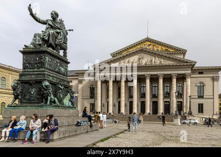 Bayerische Akademie der Bildenden Künste, Residenztheater, Bayerische Staatsoper, Nationaltheater und Denkmal für Maximilian I. Joseph am Max-Joseph-Platz, ci Stockfoto