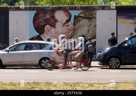 Das Gemälde The Brother's Kiss oder Brother's Kiss ist ein Graffito von Dmitri Wrubel und Teil der East Side Gallery in Berlin. Es ist einer der berühmtesten Stockfoto