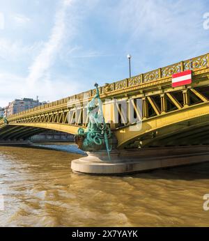 Die Mirabeau-Brücke über die seine in Paris, Frankreich Stockfoto