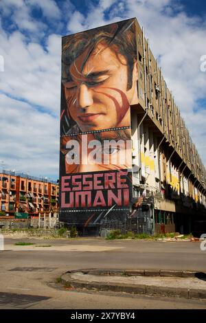 Das Wandbild von Maradona in einem Gebäude in Neapel, Italien, des Straßenkünstlers Jorit, feiert den legendären Fußballspieler Stockfoto