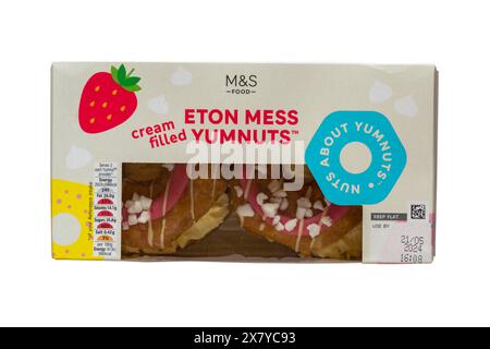 Creme gefüllte Eton Mess Yumnuts, Kreuzung zwischen einem Donut und einem Yum Yum in Box von M&S isoliert auf weißem Hintergrund Stockfoto