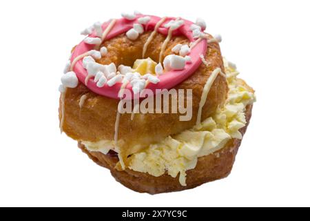 Creme gefüllte Eton Mess Yumnut, Kreuzung zwischen einem Donut und einem Yum Yum von M&S isoliert auf weißem Hintergrund Stockfoto