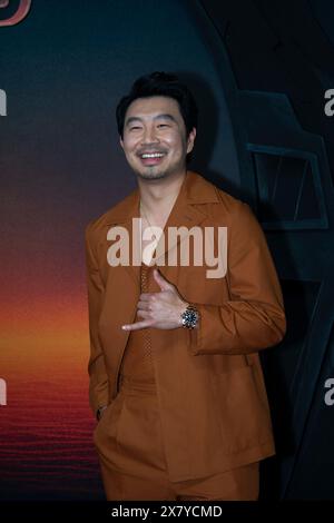 Mexiko-Stadt, Mexiko-Stadt, Mexiko. Mai 2024. Schauspieler Simu Liu. Die Schauspielerin Jennifer LÃ³pez machte ihre Fans während ihres Besuchs in der mexikanischen Hauptstadt verrückt, um für ihren Film ATLAS zu werben. Jennifer LÃ³pez trug ein spektakuläres weißes Kleid und wurde von ihren mexikanischen Fans applaudiert (Credit Image: © Jorge Nunez/ZUMA Press Wire). Nicht für kommerzielle ZWECKE! Stockfoto