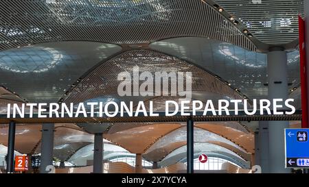 Internationale Abflüge Passkontrolle am Flughafen Istanbul. Istanbul Turkiye - 5.12.2024 Stockfoto