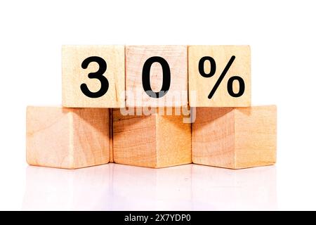 30 % Text auf Holzwürfeln auf weißem Hintergrund. Konzeptfoto Stockfoto