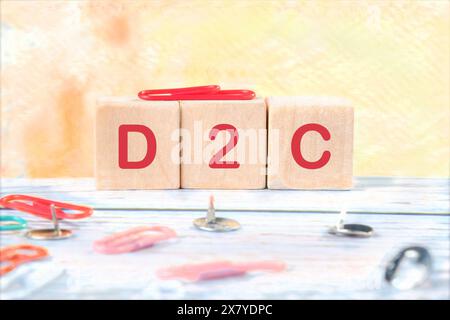 Konzept von D2C (direkt an den Kunden), Wort D2C auf Holzwürfeln auf einem hellen und schönen Hintergrund Stockfoto