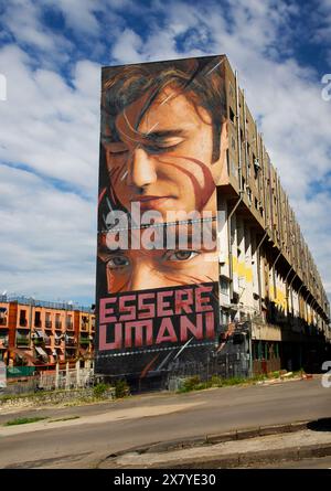 Das Wandbild von Maradona in einem Gebäude in Neapel, Italien, des Straßenkünstlers Jorit, feiert den legendären Fußballspieler Stockfoto