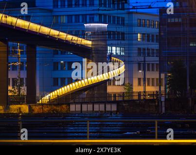 Zürich, Schweiz - 16. Mai 2024: Eine beschauliche urbane Abendszene mit beleuchteter Fußgängerbrücke, beleuchteten Treppen Stockfoto