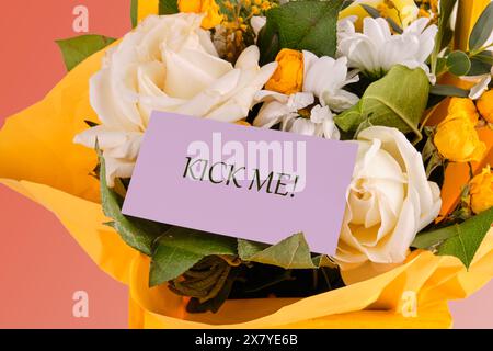 Ein Wort TRITT MIR auf eine lila Visitenkarte in einem Blumenstrauß aus zarten Rosen Stockfoto