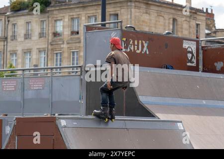 Menschen im Outdoor Skatepark, Skaten und Tricks auf Rampen Stockfoto