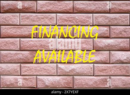 Geschäftskonzept. Wörter Finanzierung verfügbar, geschrieben auf einem roten Ziegel Stockfoto