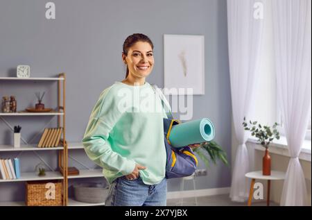 Lächelnde Junge Frau Bereit Für Das Gym-Workout Stockfoto