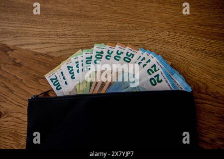 Bamberg, Deutschland 20. Mail 2024: Themenbilder - Symbolbilder - Geld - 2024 mehrere tausend Euro in Bargeld liegen in einer Geldkasette. Die Geldscheine haben die Währung Euro und sind von unterschiedlichem Geldwert, darunter 5 â, 10 â, 50â, 100â und 200â. Bayern *** Bamberg, Deutschland 20 Post 2024 Themenbilder Symbolbilder Geld 2024 mehrere tausend Euro in bar liegen in einer Kasse die Banknoten sind in Euro und haben unterschiedliche Stückelungen, darunter â5, â10, â50, â100 und â200 Bayern Copyright: XFotostandx/XK.xSchmittx Stockfoto