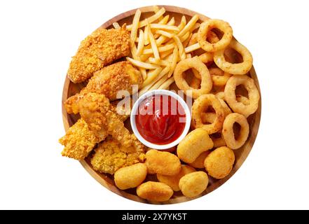 Teller mit Fast-Food-Mahlzeiten: Zwiebelringe, Pommes frites, Chicken Nuggets und gebratenes Hühnchen isoliert auf weißem Hintergrund, Blick von oben Stockfoto