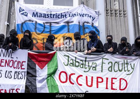 MAASTRICHT - Pro-palästinensische Studenten haben das Fakultätsgebäude der Universität Maastricht (UM) an der Grote Gracht besetzt. Sie haben Banner aufgehängt und singen Slogans von einem Balkon. ANP MARCEL VAN HOORN niederlande raus - belgien raus Stockfoto