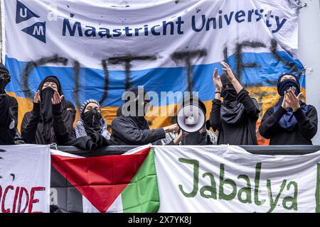 MAASTRICHT - Pro-palästinensische Studenten haben das Fakultätsgebäude der Universität Maastricht (UM) an der Grote Gracht besetzt. Sie haben Banner aufgehängt und singen Slogans von einem Balkon. ANP MARCEL VAN HOORN niederlande raus - belgien raus Stockfoto